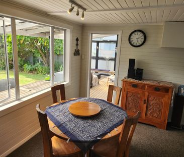 Cozy 2 Bedroom Fully Furnished Home. - Photo 1