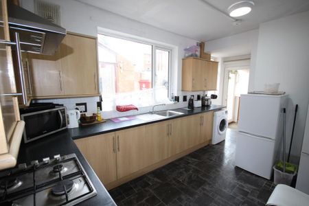 1 bedroom in a house share to rent - Photo 3