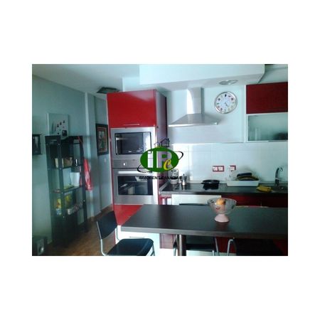 Apartment mit 1 Schlafzimmer. Wohnbereich mit Sofa, großem TV und internationalen Programmen - Photo 5