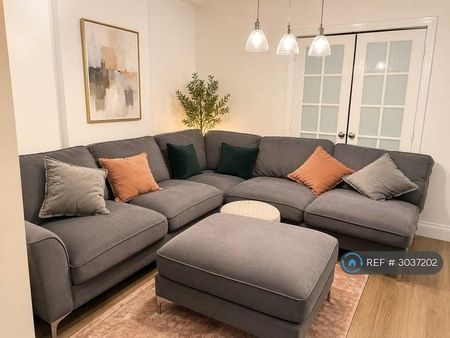 1 bedroom in a house share to rent - Photo 2