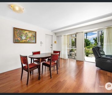 Spacious Apartment with City Views and Private Courtyard - Photo 5