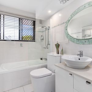 Stylish Apartment with City Views in a Blue-Ribbon Dover Heights Setting - Photo 2