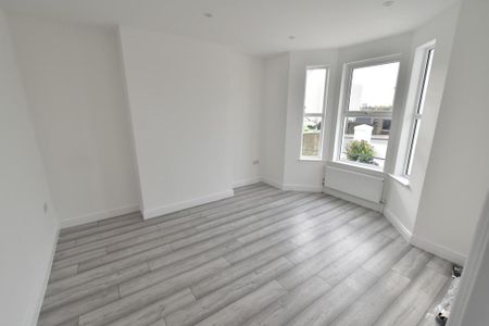 3 bedroom end of terrace house to rent - Photo 2