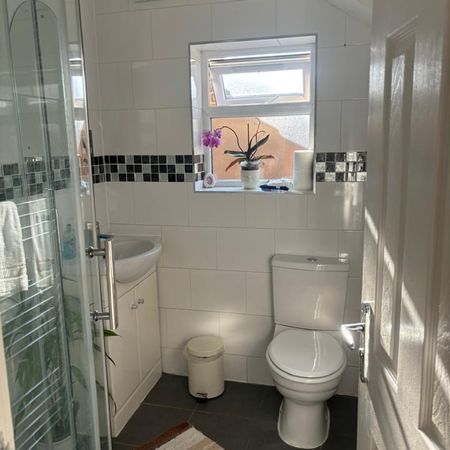 Room in a Shared House, Norbury Crescent, SW16 - Photo 4