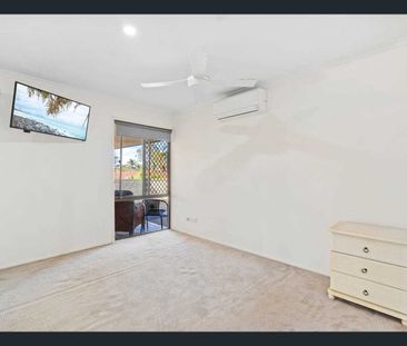 Central Benowa townhouse – ideal location & space! - Photo 4