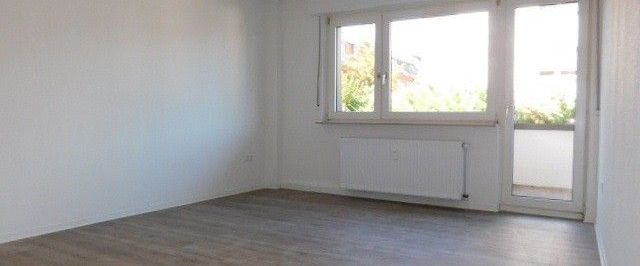 Sehr schöne und großzügig geschnittene 3-Zimmer-Wohnung im 2.OG. saniert mit Balkon in zentraler Lage... - Foto 1