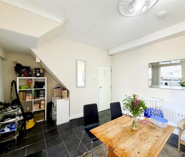 Room For Rent Queen Street, Pontypridd - Photo 1