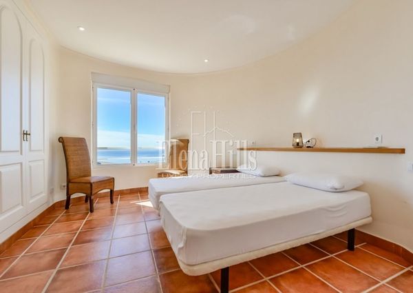 Spacious and luminous villa with private pool, jacuzzi and sea views in Altea, Alicante.