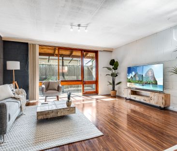 STYLISH DOUBLE STORY FULLY FURNISHED APARTMENT CLOSE TO EVERYTHING!! - Photo 4