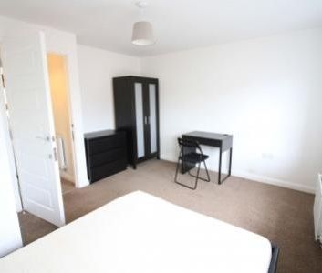 4 bedroom semi-detached house to rent - Photo 3