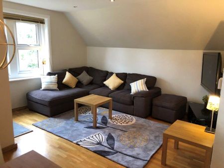2 bedroom Flat in The Avenue, Crowthorne - Photo 3