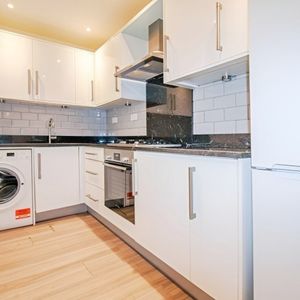 Flat to rent - London Road, Croydon, CR0 - Photo 2