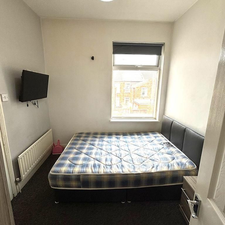 4 bedroom house of multiple occupation to rent - Photo 1