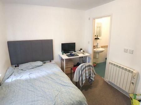 3 bedroom flat to rent - Photo 5