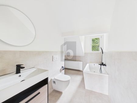 MODERN AND COMPLETELY RENOVATED - Photo 5