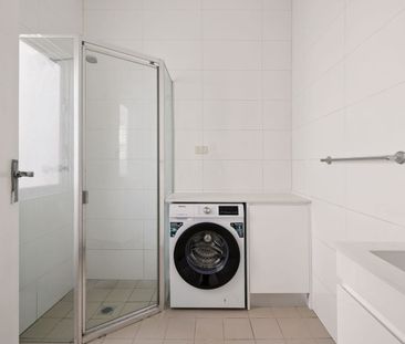 Renovated character apartment in prime setting - Photo 4