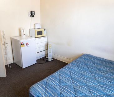 All inclusive rooms on Russell St - Available now - Photo 3