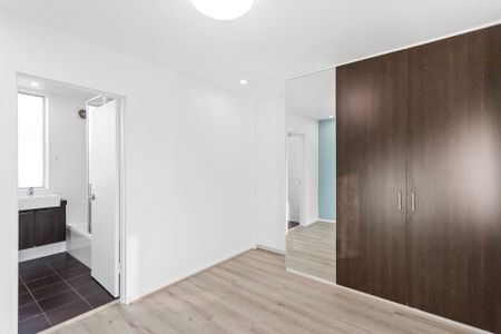 Light-Filled Top Floor Living in a Prime St Kilda Location - Photo 2