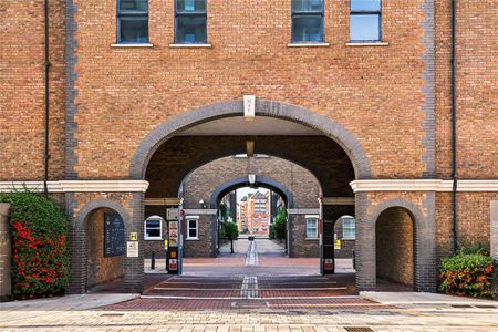 A recently refurbished large studio apartment. - Photo 3