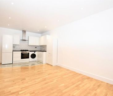 3 bedroom flat to rent - Photo 4
