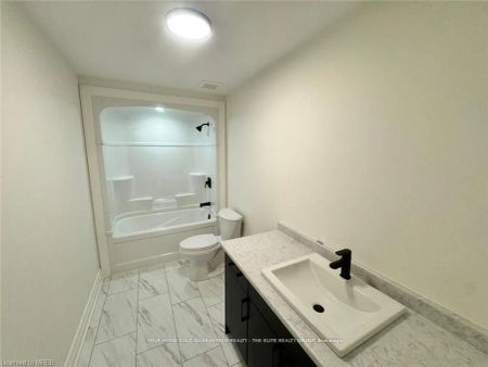 Property For Lease | X9285364 - Photo 5