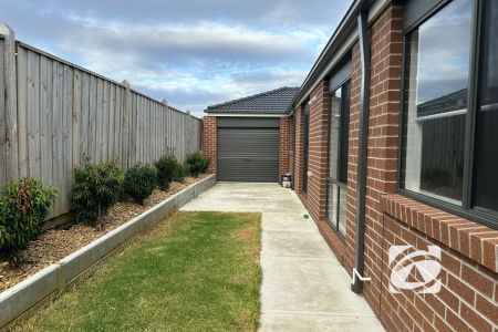 FAMILY HOME WITH MODERN FEATURES – IDEAL LOCATION - Photo 2