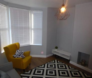 4 bedroom end of terrace house to rent - Photo 2