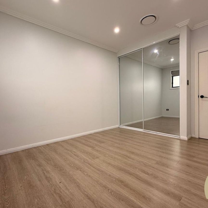 Stylish & Spacious 5 Bedroom Duplex in Prime Location! - Photo 1