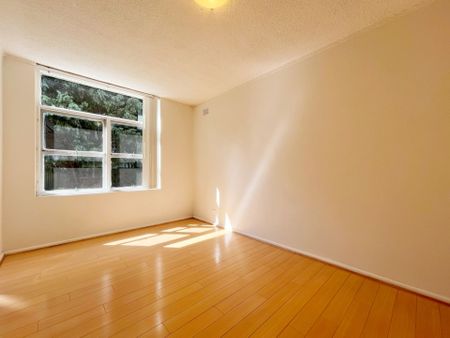 Updated Apartment in Ultra-Convenient Location ** Available 18/04/26 ** - Photo 2