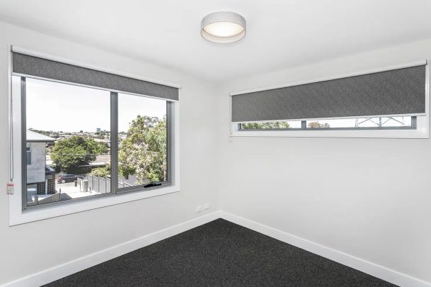 “CUTTING EDGE STYLE AND LUXURY!” - Photo 1