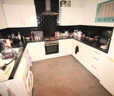 6 Bed - 105 Victoria Road, Hyde Park, Leeds - LS6 1DR - Student - Photo 1