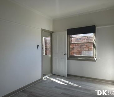 REAR Renovated Ultra-Modern 2 Bedrooms Home in Braybrook Location. - Photo 4