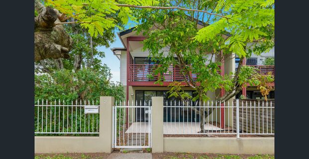 Freshly Updated 3-Bedroom Apartment in the Heart of Hawthorne - Photo 1