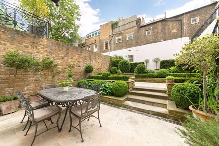 This is a superbly presented and charming 5 bedroom period house to rent in Earl's Court. Boasting over 6000 square feet of space, with a south facing garden and south facing roof terrace. - Photo 2