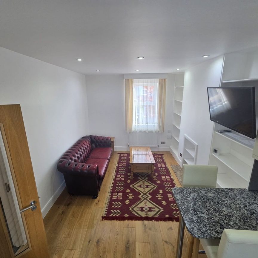 2 Bed Maisonette, New Southgate, N11 - Photo 1