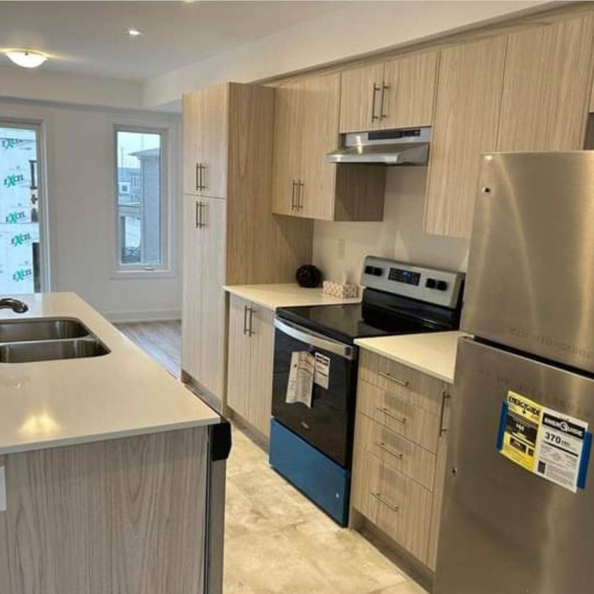 For Lease - 25 Pumpkin Corner Crescent, Barrie, Ontario - Photo 1