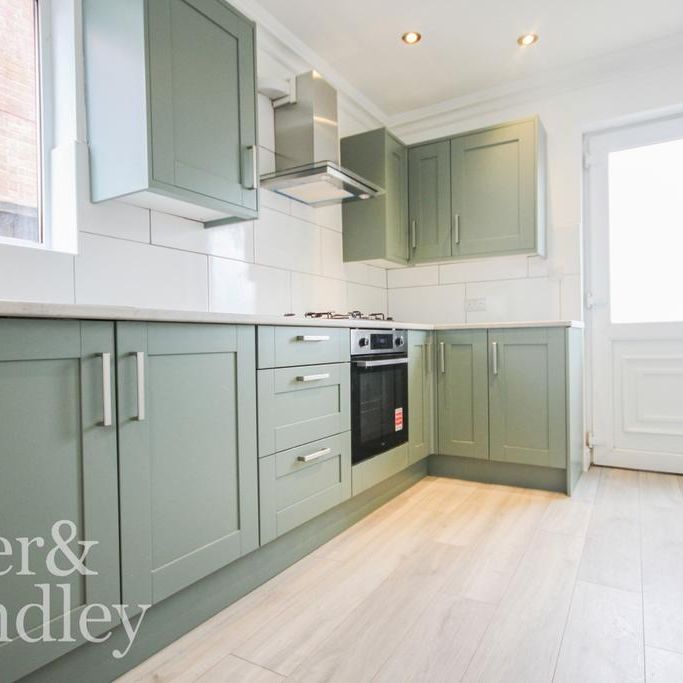 3 bedroom end of terrace house to rent - Photo 1