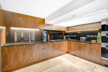 4 bedroom house in South Kensington - Photo 2