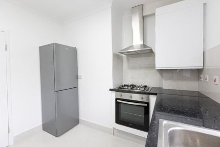 3 Bed Flat, Wandle Way, SW18 - Photo 5