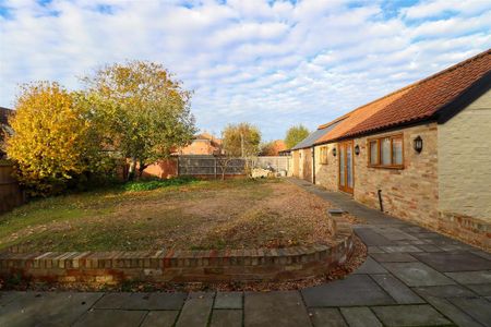 6 bedroom detached house to rent - Photo 2