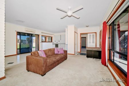 5 Bed, 2 Bath - Photo 4