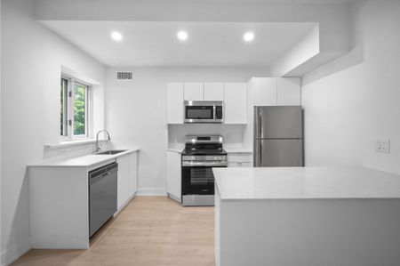 For Lease - 110 St Clair Avenue Unit# 803, Toronto, Ontario - Photo 4