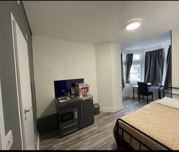 Studio Flat, First Floor, BN1 - Photo 6
