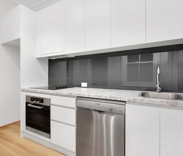 Charming Surry Hills terrace with secure parking in a prime Crown Street location - Photo 4