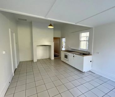 Centrally Located One Bedroom Flat! - Photo 3