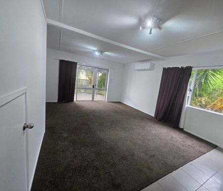 3 Bedrooms 1.5 Bathroom House - Photo 2