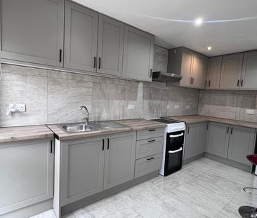 One bedroom Annex Flat ideal for working couples only--£1700 all bi... - Photo 3