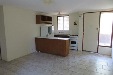 Unfurnished 2 bedroom Unit - Photo 3