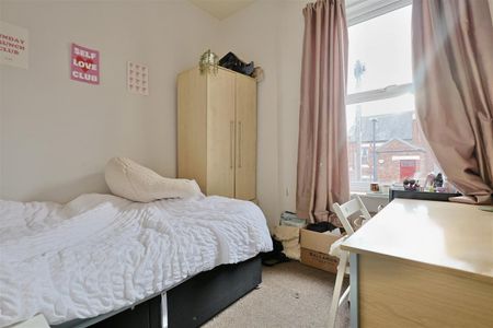 3 bedroom Student Flat to rent in Hazelwood Avenue, West Jesmond, Newcastle Upon Tyne, NE2 - Photo 2