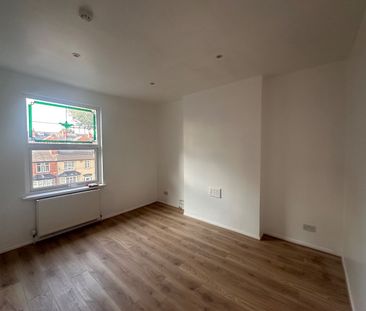 2 Bed Flat, Gregory Boulevard, NG7 - Photo 2